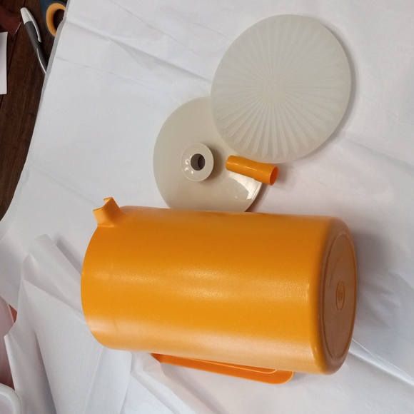 Tupperware pitcher - Picture 2 of 5
